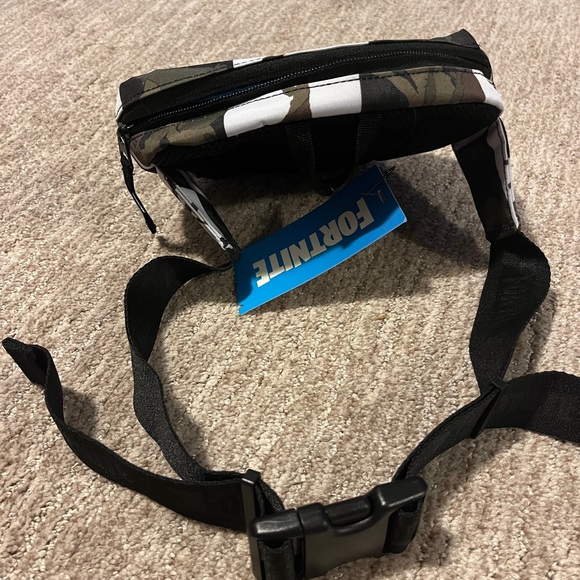 Fortnite Sling/fanny bag, belt bag, NWT, Camo design - Picture 6 of 6
